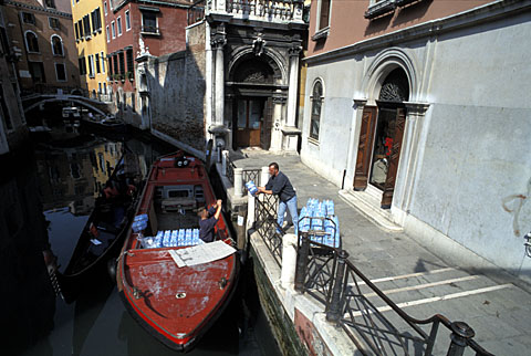 Laborious freight handling in Venice